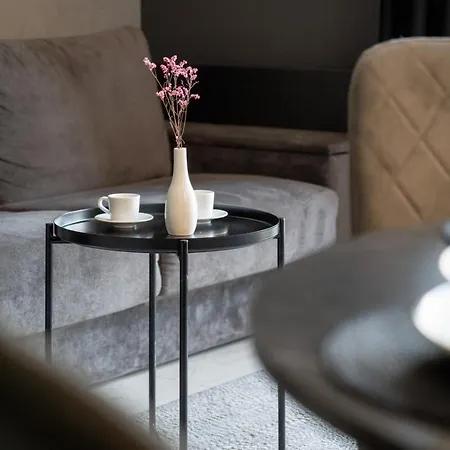 Stylish With Parking By Renters *