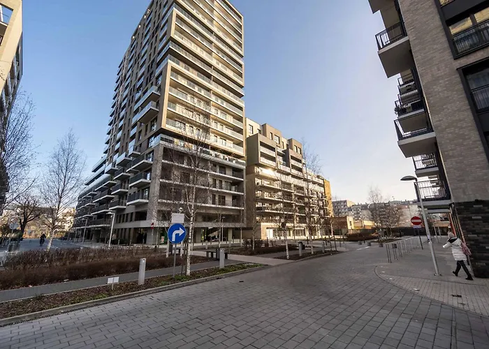 Stylish With Parking By Renters