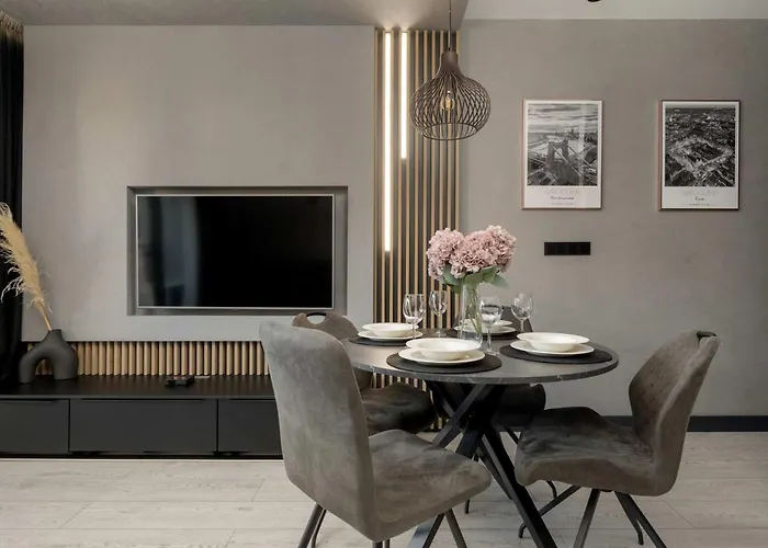 Stylish With Parking By Renters Apartment