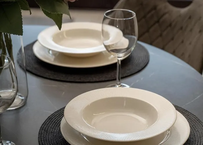 Stylish With Parking By Renters